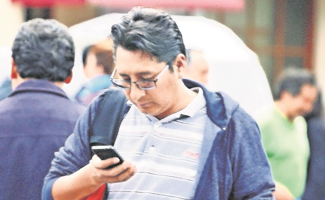 Apoyo. La Fundación Telmex-Telcel recolecta teléfonos inteligentes y los distribuye en comunidades del país. (ARCHIVO EL UNIVERSAL)