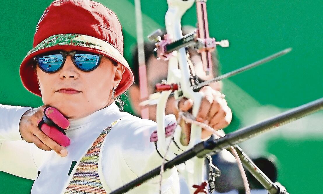 AP. Aida Román en competencia de Tiro con Arco