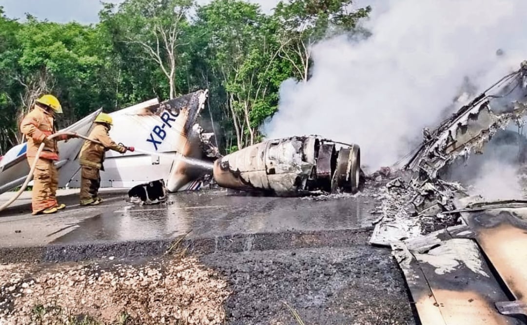 A video posted by Quintana Roo authorities showed smoke billowing from the jet as it sat on a rural two-lane highway - Photo: Feature photography