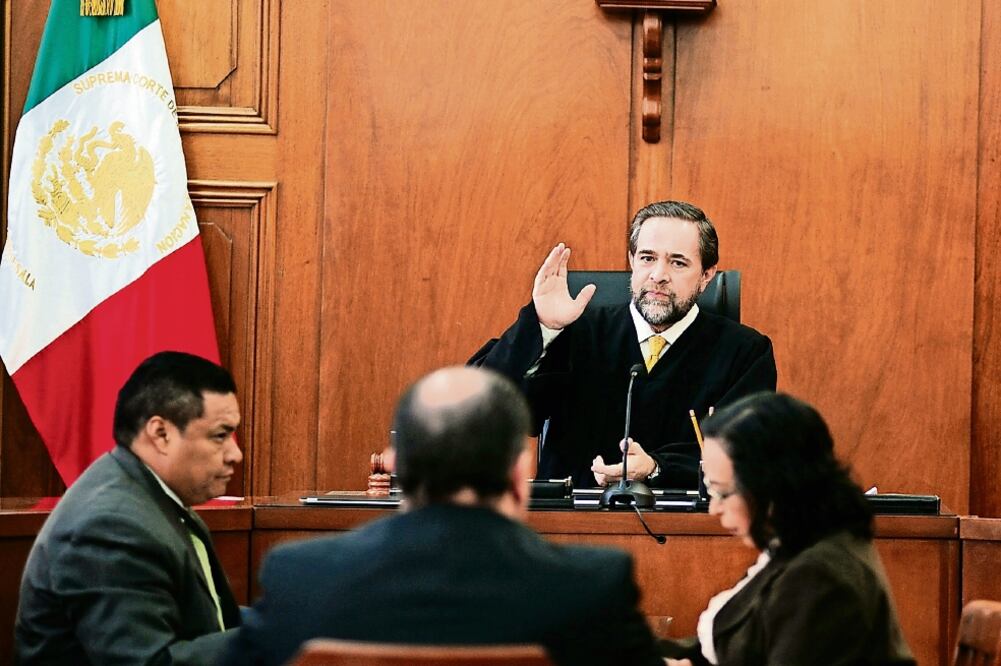 El ministro Jorge Mario Pardo Rebolledo, de la Primera Sala de la SCJN, revocó la sentencia que niega el amparo a Alonso y Gerardo, acusados de robo agravado, desmantelamiento de automóvil y homicidio (ARCHIVO EL UNIVERSAL)