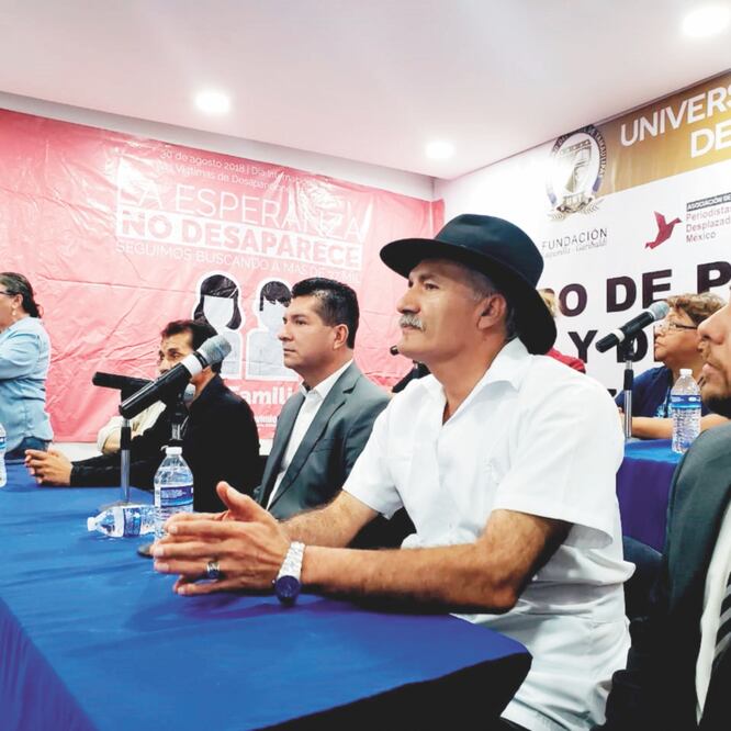 El ex vocero de las autodefensas en Michoacán, José Manuel Mireles, encabezó el foro con colectivos de familiares de desaparecidos. (ROBERTO AGUILAR. EL UNIVERSAL)