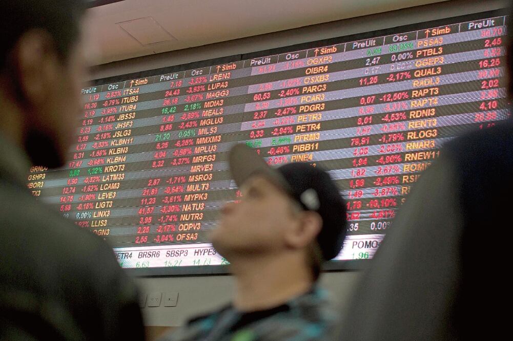 Un hombre observa el tablero de la Bolsa de Valores de Sao Paulo, luego de que Standard & Poor’s degradó la nota crediticia de Brasil a “bono basura” (ANDRE PENNER. AP)