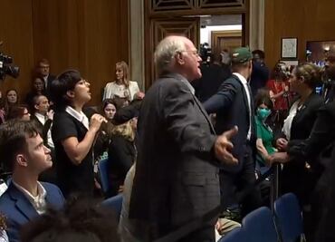 VIDEO: Arrestan al cofundador de Ben & Jerry's por protestar en Congreso en EU; los acusa de pagar bombas que matan a niños en Gaza