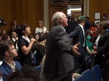 VIDEO: Arrestan al cofundador de Ben & Jerry's por protestar en Congreso en EU; los acusa de pagar bombas que matan a niños en Gaza