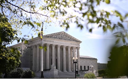 Corte Suprema de EU avala que gobierno de Trump use la Ley de Enemigos Extranjeros; migrantes deben poder impugnar su deportación