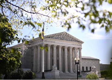 Corte Suprema de EU avala que gobierno de Trump use la Ley de Enemigos Extranjeros; migrantes deben poder impugnar su deportación