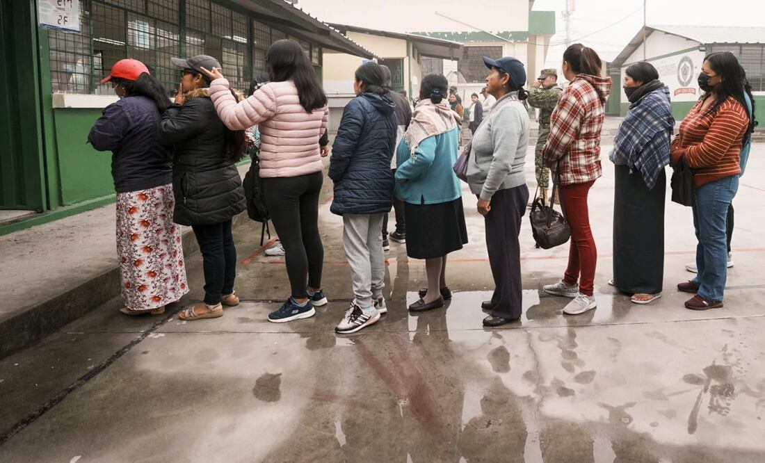Los votantes hacen fila en un colegio electoral durante las elecciones presidenciales anticipadas en Ecuador. Foto: AP