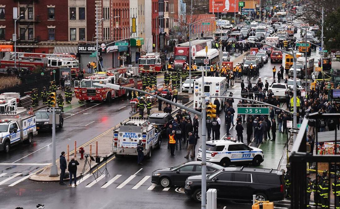 Policías, bomberos y paramédicos en el lugar donde se desató un tiroteo, en el Metro de Brooklyn, Nueva York. Foto: Angela Weiss/ EL UNIVERSAL.