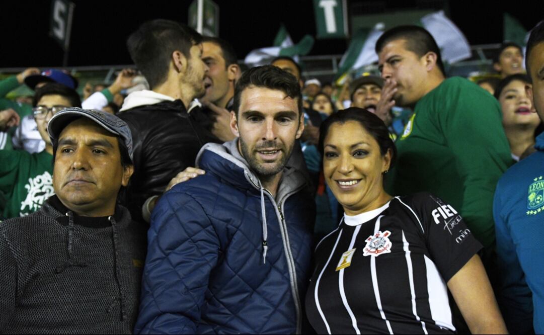Mauro Boselli en las tribunas del estadio León con los aficionados.  FOTO/IMAGO7