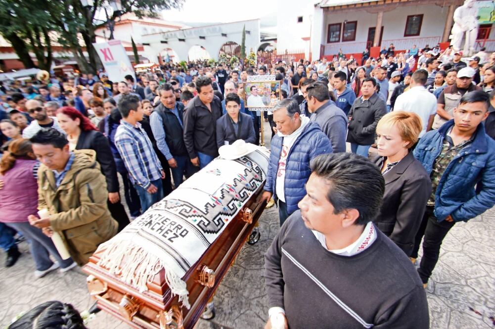 En la plaza de Paracho, familiares, amigos, habitantes y políticos dieron el último adiós al alcalde Stalin Sánchez, ejecutado el pasado viernes. Pobladores exigen justicia, dijeron que tienen identificado al responsable. (JOSÉ ESTRADA. CUARTOSCURO)