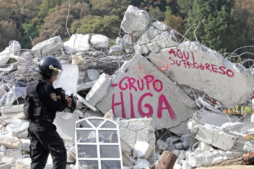 Los trabajos de las obras de la autopista Toluca-Naucalpan se reanudaron con apoyo del gobierno estatal, pese a la existencia de tres amparos que fueron otorgados por la justicia federal a diversos pobladores afectados en la zona (JORGE ALVARADO)