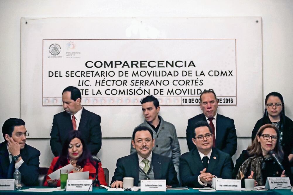 Héctor Serrano, titular de la Semovi, compareció ante la Comisión de Movilidad en la Asamblea Legislativa, que preside la diputada Francis Pirín (ALEJANDRA LEYVA. EL UNIVERSAL)
