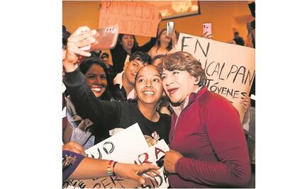 Delfina insta a jóvenes a reconstruir ideales