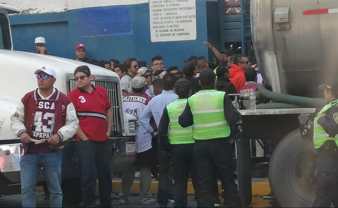 Afición afuera del estadio. Foto: Alain Arenas