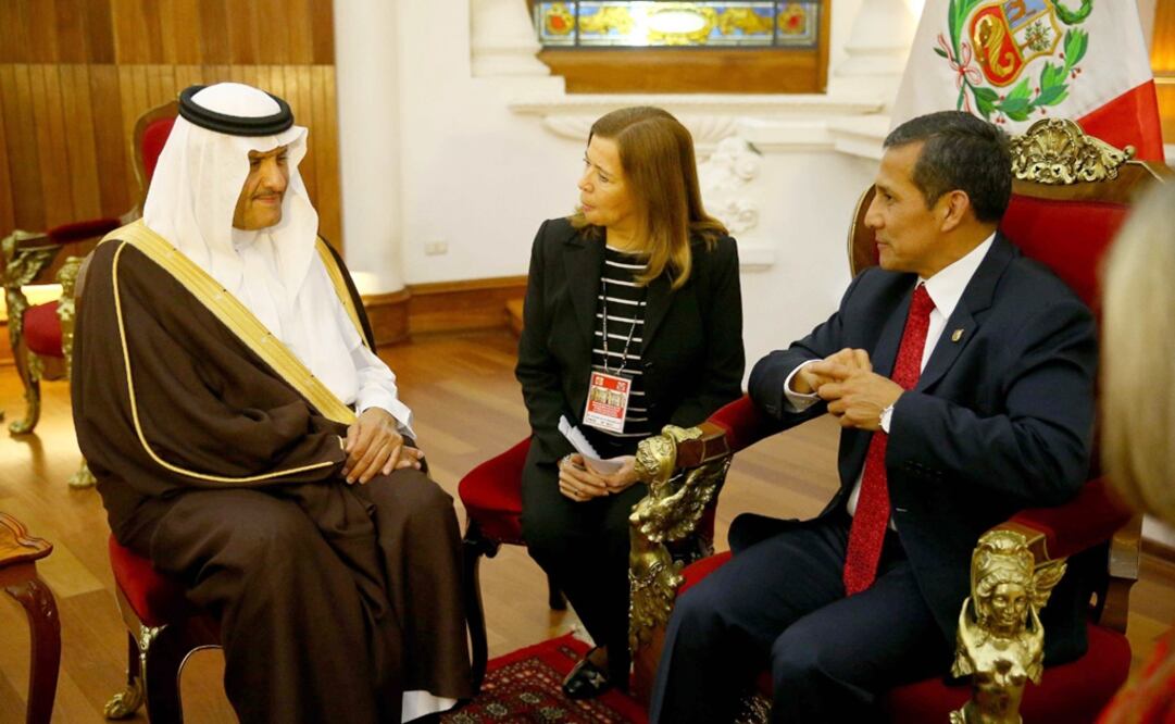El presidente de Perú, Ollanta Humala (d) habló con el príncipe de Arabia Saudí Bin Salmán Bin Abudalaziz Al Saud en el marco de la firma del Memorándum de Entendimiento para la Cooperación en materia cultural. (FOTO: EFE)