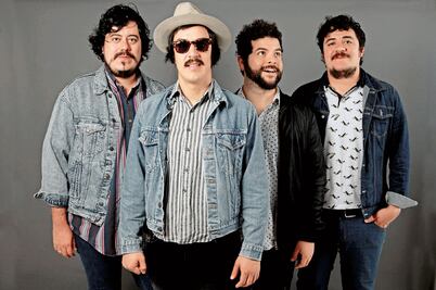 Los Románticos siguen sus corazonadas