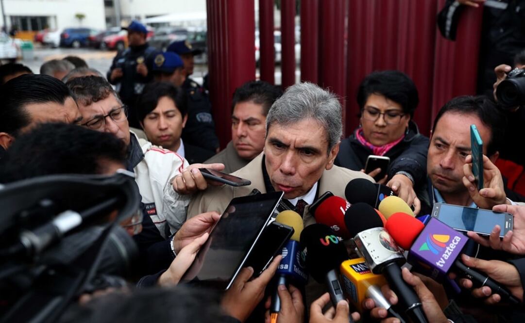 Antonio Lozano Gracia, quien encabeza la defensa del panista, es entrevistado afuera del reclusorio. /Fernando Ramírez - EL UNIVERSAL