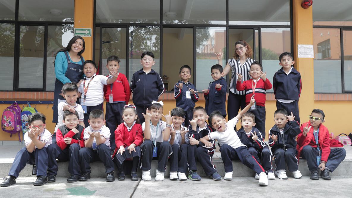 Dedican su vida a enseñar a sordos