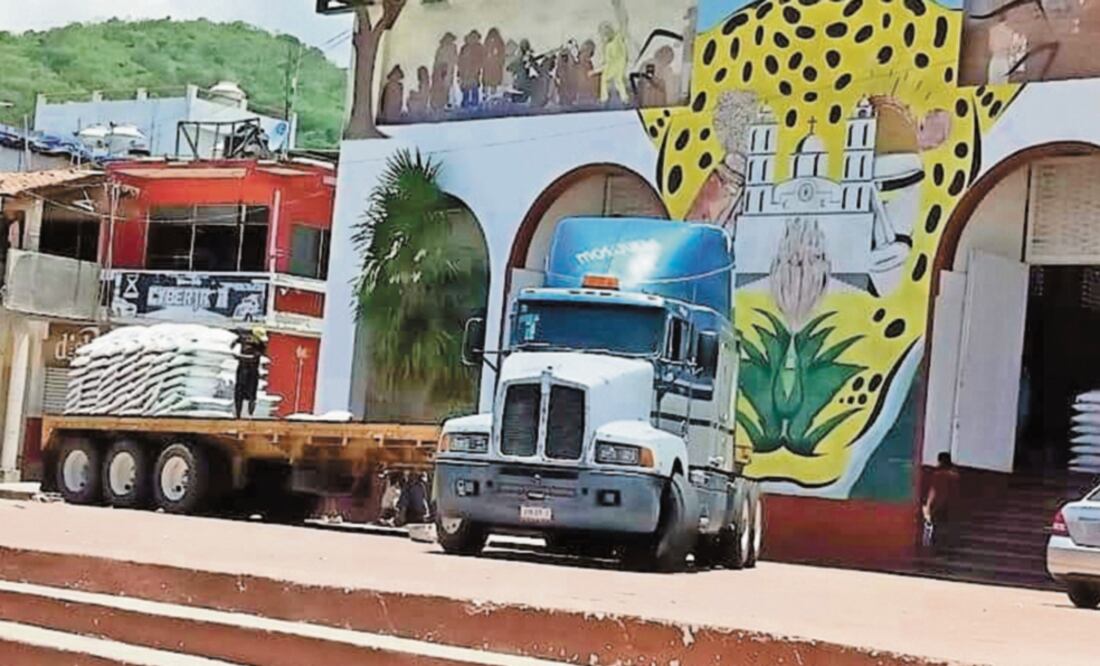 Abastecimiento. El pasado 19 de junio, autoridades comenzaron a entregar el fertilizante en las bodegas del poblado de Los Saucitos, Tecoana. Foto/ESPECIAL
