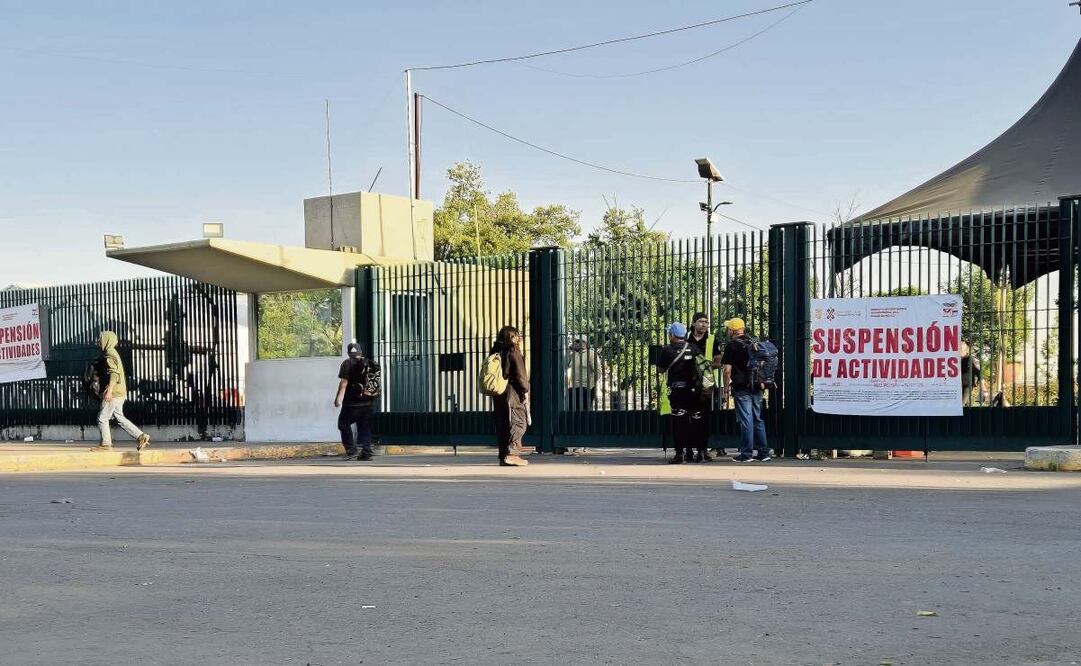 Algunas personas llegaron al parque para disfrutar sus instalaciones, pero lo encontraron cerrado. (14/04/2025) Foto: Jorge Medellín | El Universal