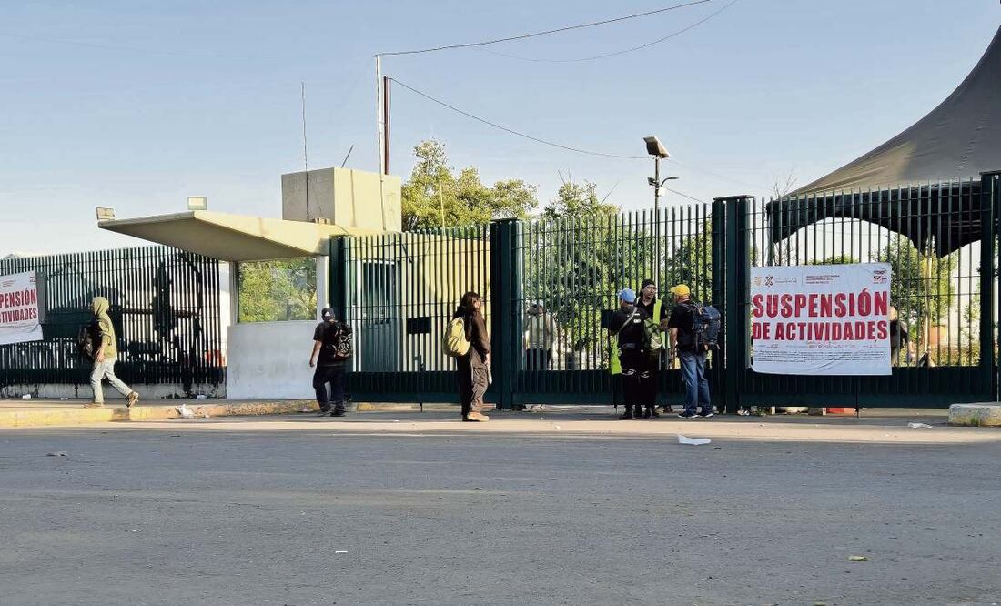 Algunas personas llegaron al parque para disfrutar sus instalaciones, pero lo encontraron cerrado. (14/04/2025) Foto: Jorge Medellín | El Universal