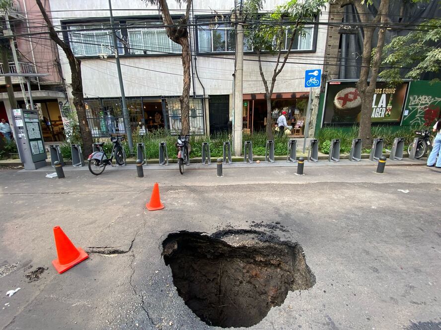 Este viernes se reabrió un socavón en las calles de Colima y Cuauhtémoc, en la colonia Roma. (Foto: Juan Carlos Williams/ EL UNIVERSAL)