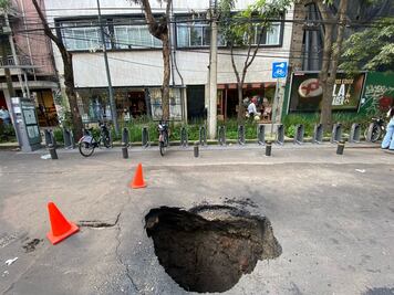 Vuelve a abrirse socavón en calles de la colonia Roma; había sido reparado hace 3 meses