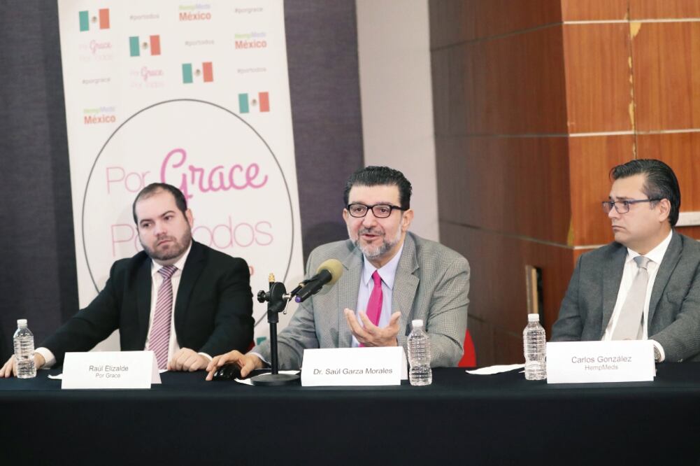 Raúl Elizalde, de la organización Por Grace; Saúl Garza Morales, del Hospital Español, y Carlos González, de HempMeds, durante la conferencia de prensa sobre el cannabidiol para tratar la epilepsia (ARIEL OJEDA. EL UNIVERSAL)