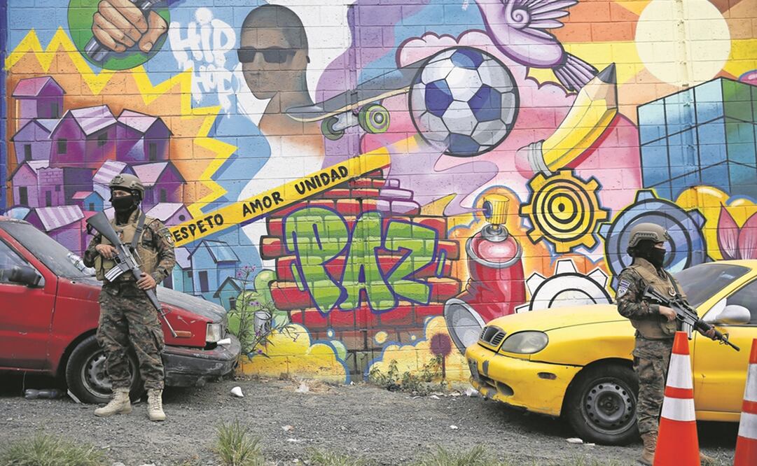 Militares vigilan en un punto de control en la Comunidad Iberia, en San Salvador. Foto: Rodrigo Sura. EFE