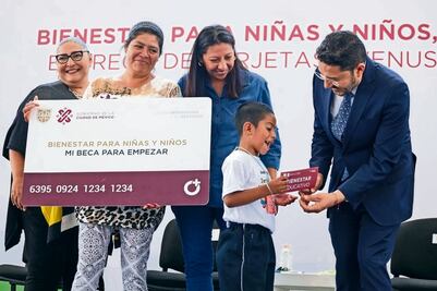 Entregan becas escolares en V. Carranza