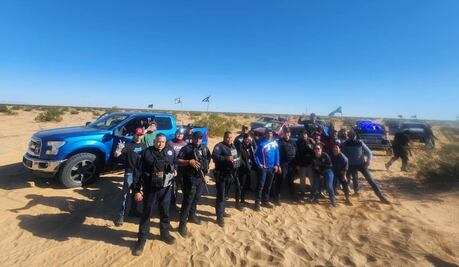Rescatan a cinco travesilleros perdidos en el desierto de Altar, Sonora; se quedaron varados porque se descompusieron sus autos