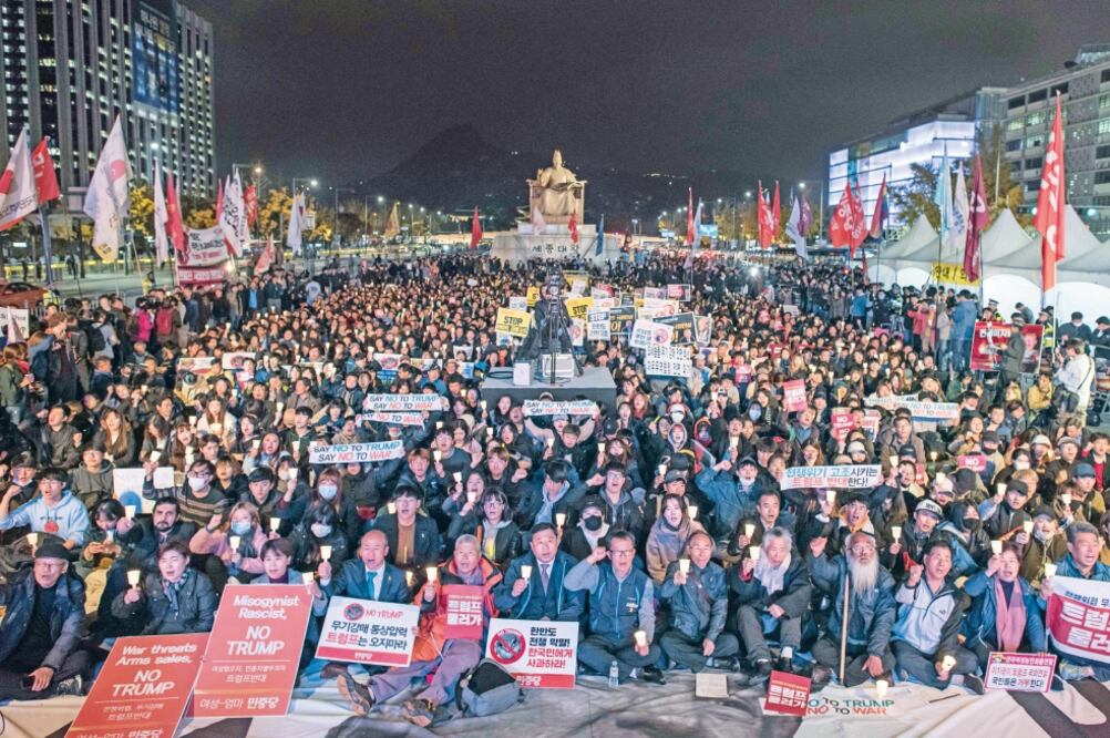 Activistas antiTrump coreaban ayer eslóganes, durante una protesta en rechazo de la visita del mandatario estadounidense, en la plaza Gwanghwamun, en el centro de Seúl (ED JONES. AFP)