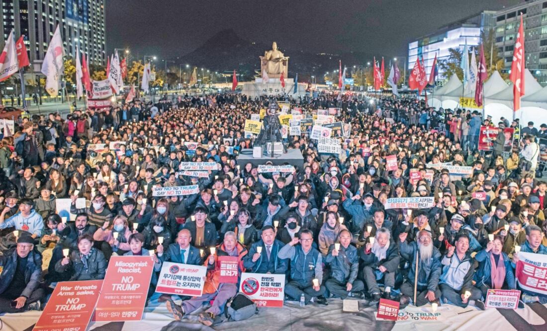 Activistas antiTrump coreaban ayer eslóganes, durante una protesta en rechazo de la visita del mandatario estadounidense, en la plaza Gwanghwamun, en el centro de Seúl (ED JONES. AFP)