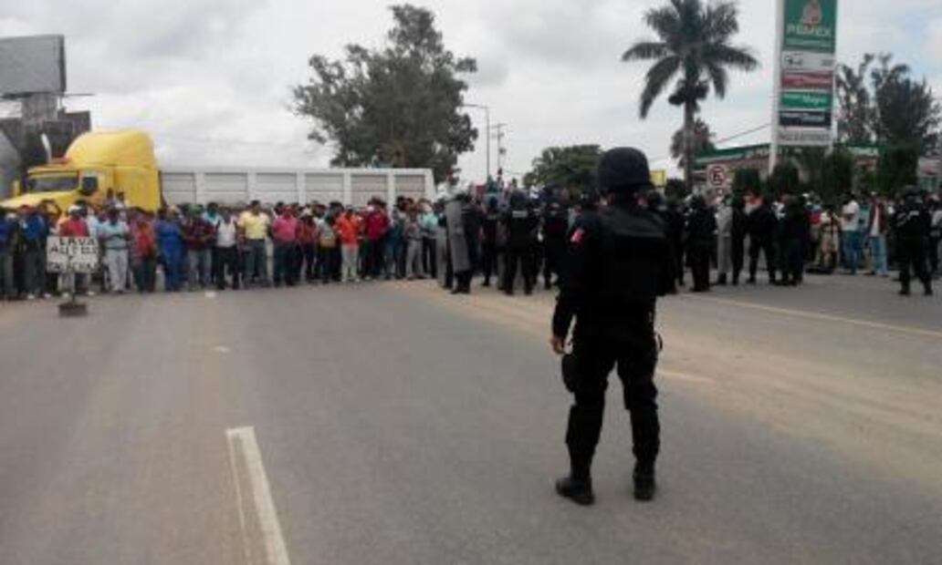 Arriba Policía a bloqueo de maestros en Oaxaca; les piden liberar vialidad