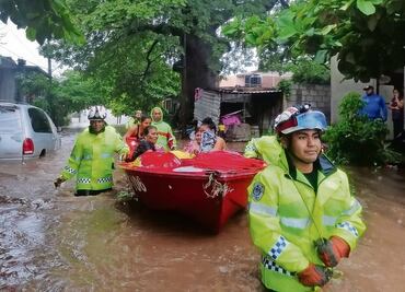 Evacuan a 2 mil personas tras desbordamiento de río