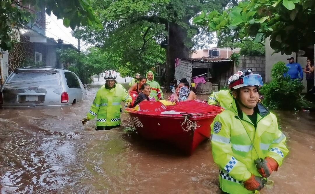 Cientos de familias fueron evacuada s tras el desbordamiento del río Las Nutrias o Los Perros. Foto: Rusvel Rasgado | El Universal