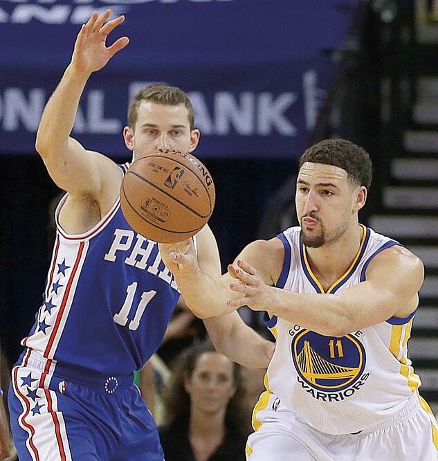 Klay Thompson (der.) anotó 40 puntos por segundo día consecutivo (BEN MARGOT. AP)