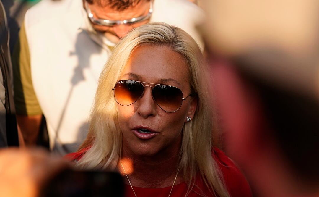 Marjorie Taylor Greene, habla con los medios fuera de la cárcel del condado de Fulton. Foto: AP