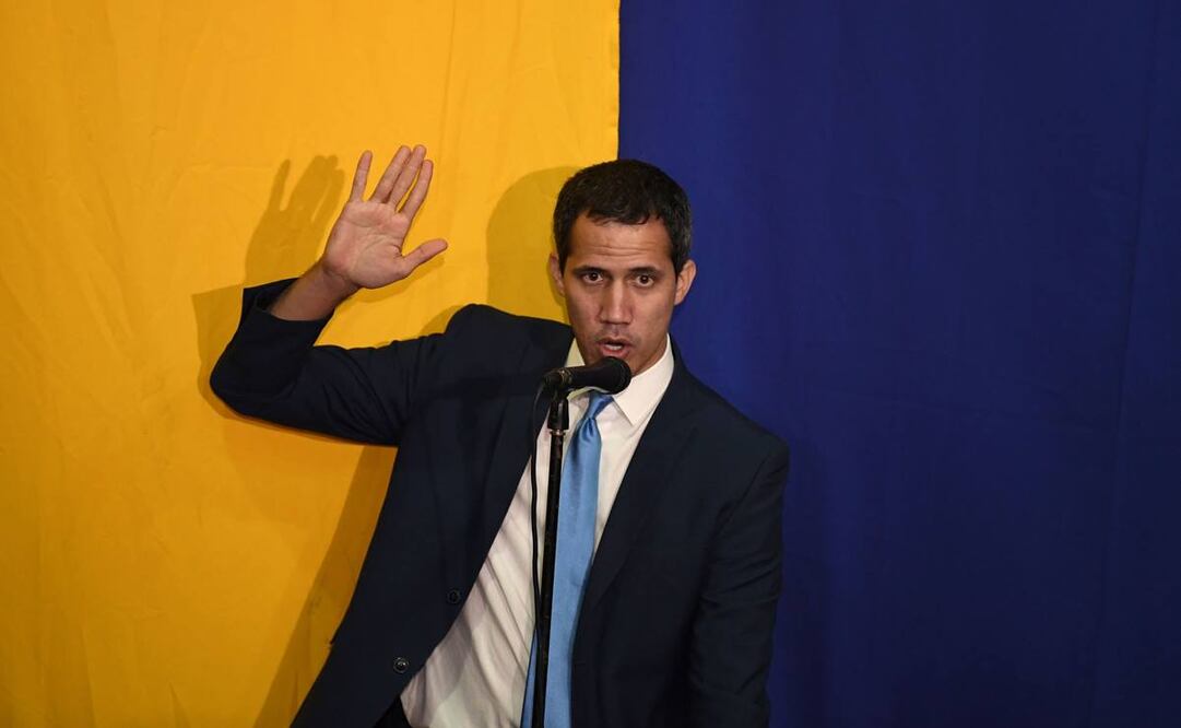 Al comienzo de la jornada, Guaidó y un nutrido grupo de parlamentarios se quedaron fuera del Palacio Federal Legislativo (Foto: AFP)