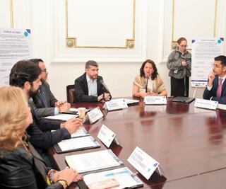 Grupos inconformes revientan plan de parlamento abierto