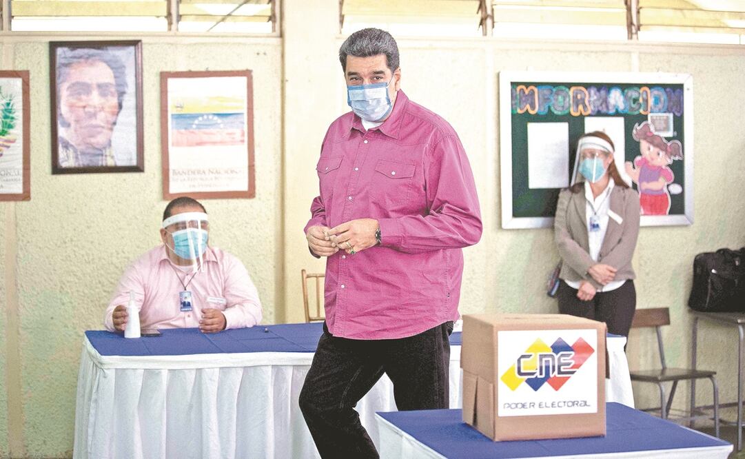 El presidente de Venezuela, Nicolás Maduro, acudió a votar en la principal instalación militar de Caracas, Fuerte Tiuna. Foto: Rayner Peña. EFE