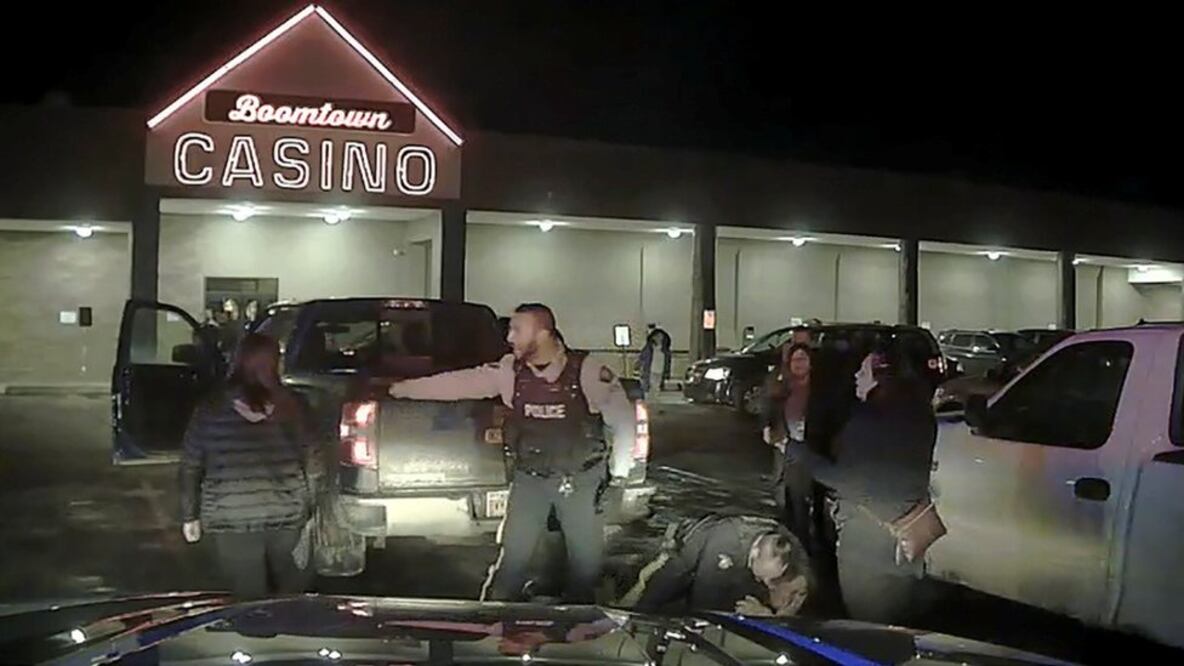 Un policía derribó a Allan Adam al suelo (Foto: Reuters)