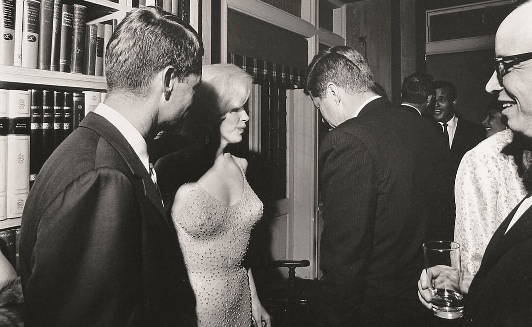Marilyn Monroe con el presidente John F. Kennedy, al centro, y Robert Kennedy, a la izquierda, durante una recaudación de fondos demócrata el 19 de mayo de 1962 en una casa en la ciudad de Nueva York.