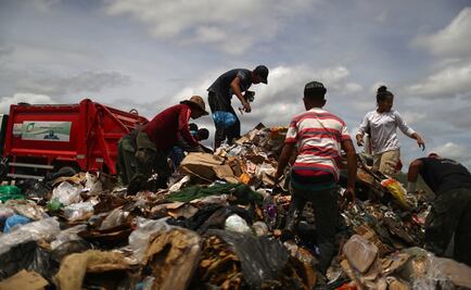 Entre la basura: así se ganan la vida migrantes venezolanos en la frontera de Brasil