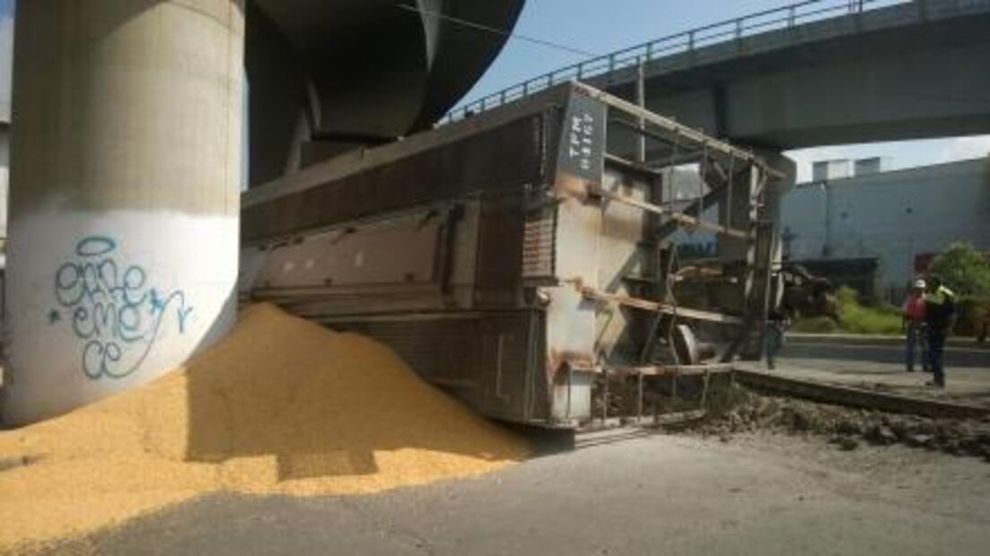 Descarrila tren con maíz en Tlalnepantla; no hay heridos