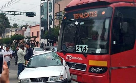 Choque entre Metrobús y auto deja tres lesionados