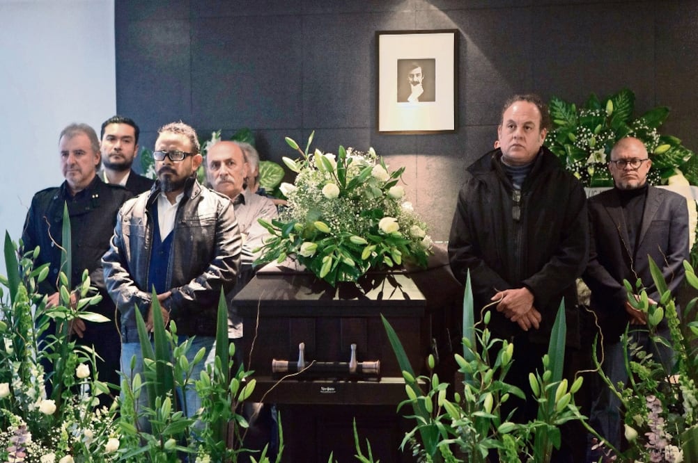 El maestro Rogelio Naranjo fue despedido por sus colegas artistas y moneros. A la izquierda, Ángel Boligán, Alejandro Magallanes, Alarcón y 'Magú'. A la derecha, 'Noé Lynn' y 'El Fer'. (FOTO: CRISTOPHER ROGEL/EL UNIVERSAL)