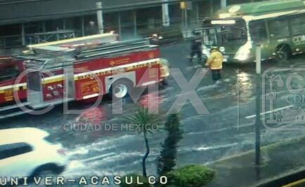 Fuga de agua encharca Avenida Universidad