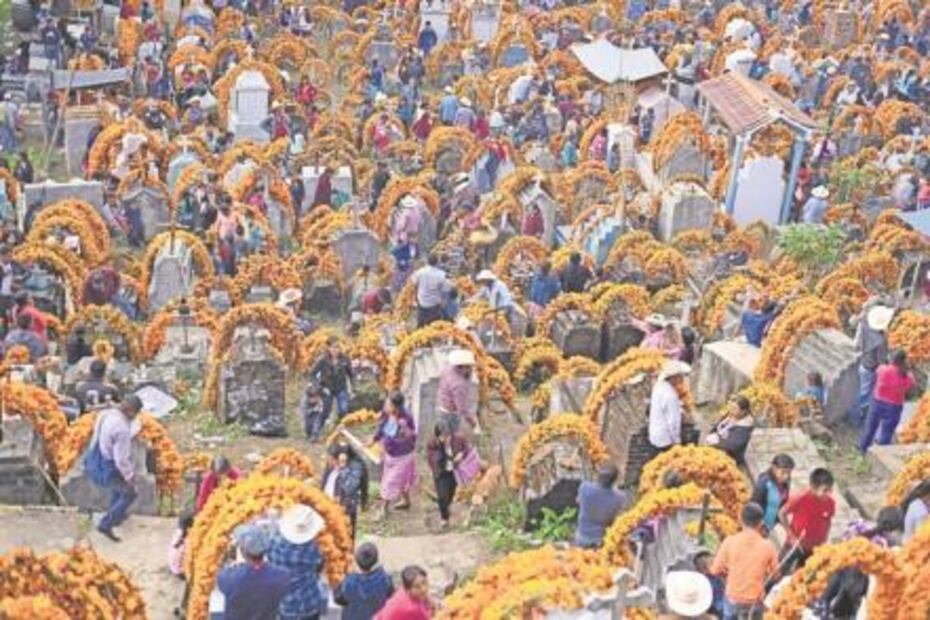 En Metlatónoc reciben a fieles difuntos con rosario y ofrendas