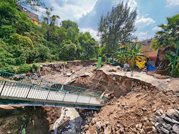 Tras lluvias, por tercera ocasión cae puente peatonal